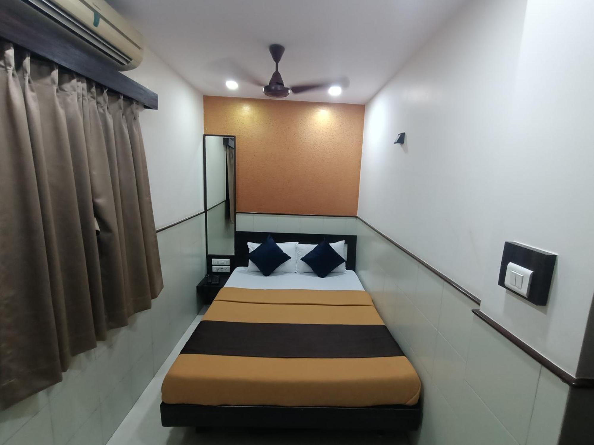 Hotel Triton - Near Us Embassy - Hotel In Sion Bombay Extérieur photo