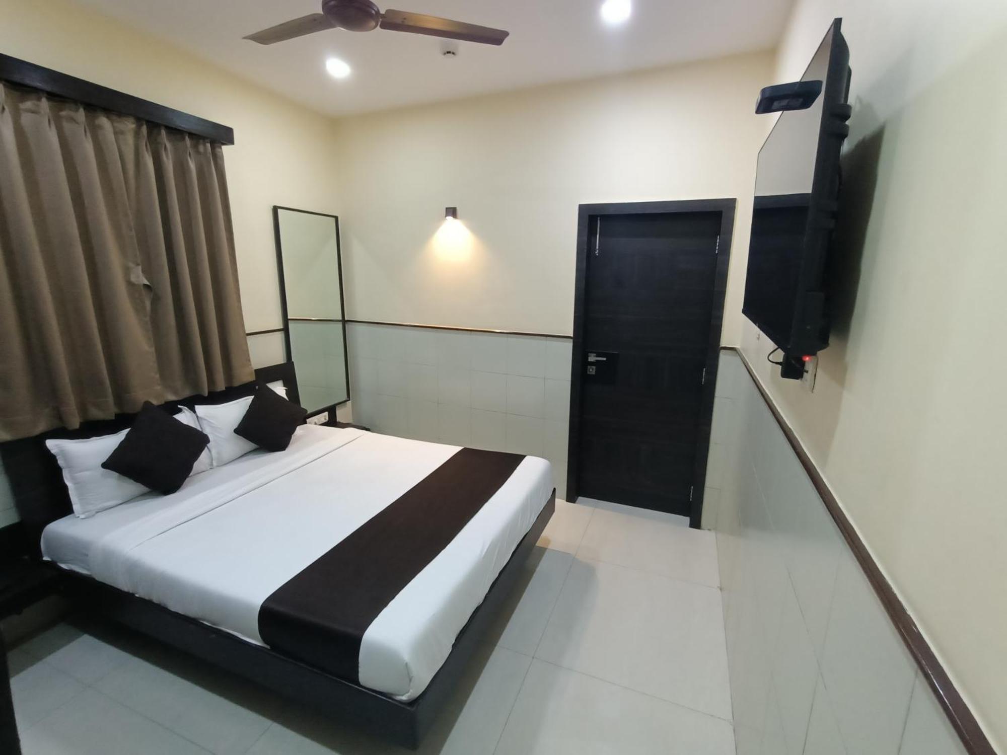 Hotel Triton - Near Us Embassy - Hotel In Sion Bombay Extérieur photo