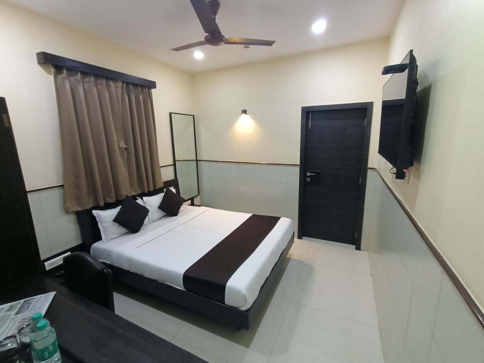 Hotel Triton - Near Us Embassy - Hotel In Sion Bombay Extérieur photo