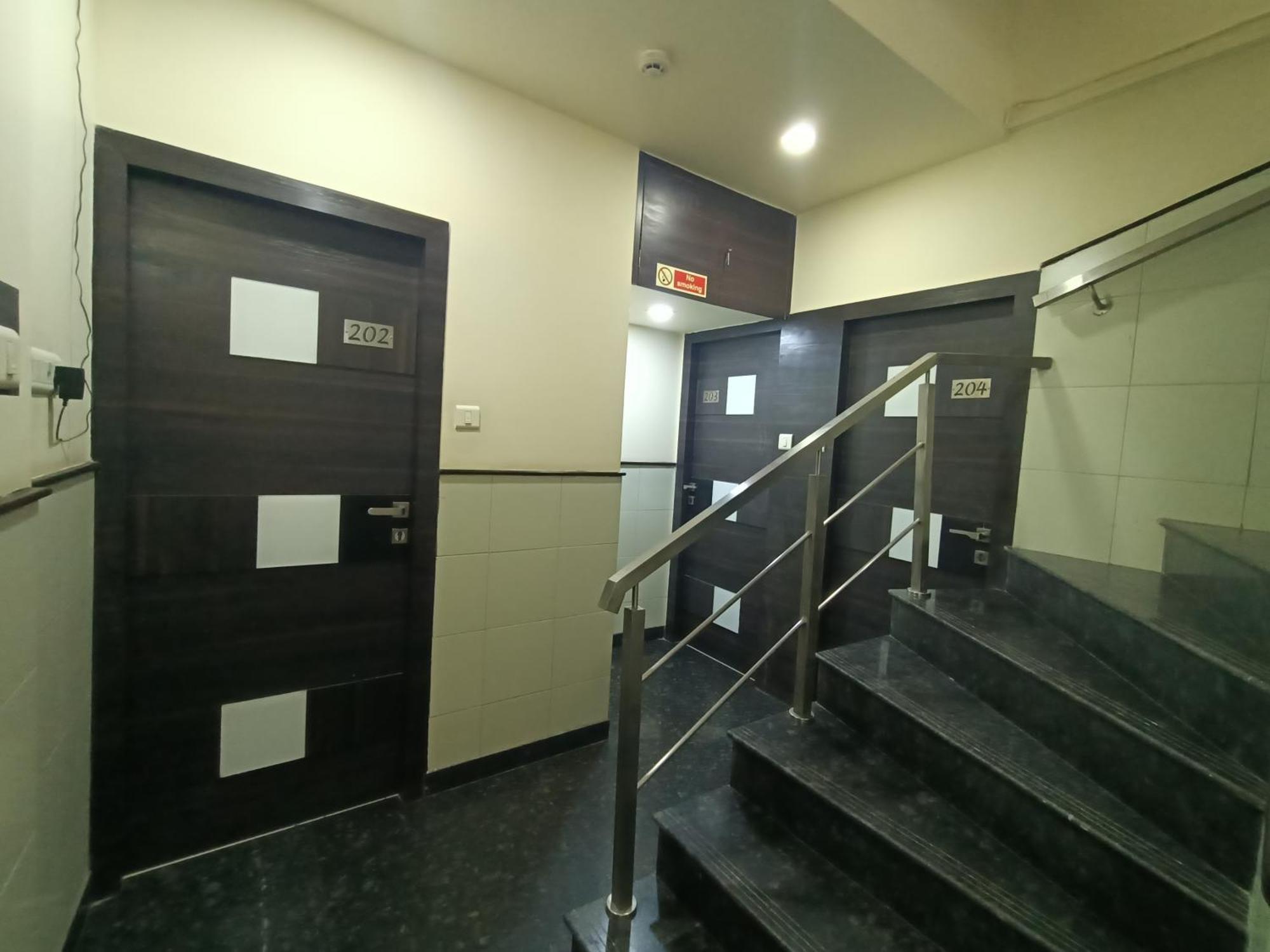 Hotel Triton - Near Us Embassy - Hotel In Sion Bombay Extérieur photo