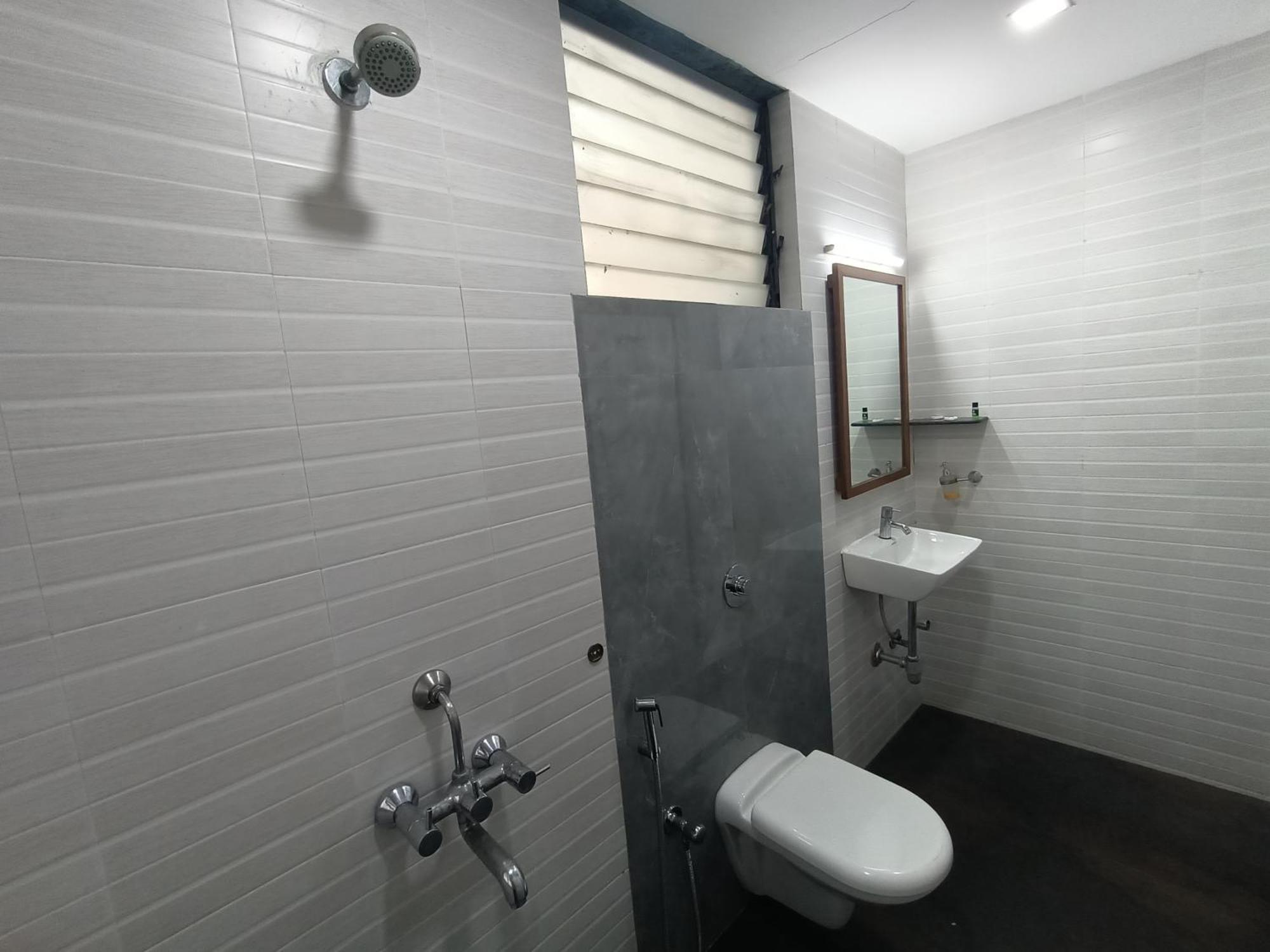 Hotel Triton - Near Us Embassy - Hotel In Sion Bombay Extérieur photo