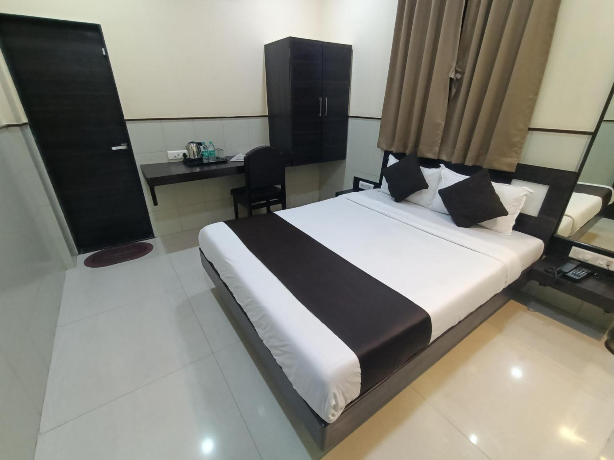 Hotel Triton - Near Us Embassy - Hotel In Sion Bombay Extérieur photo