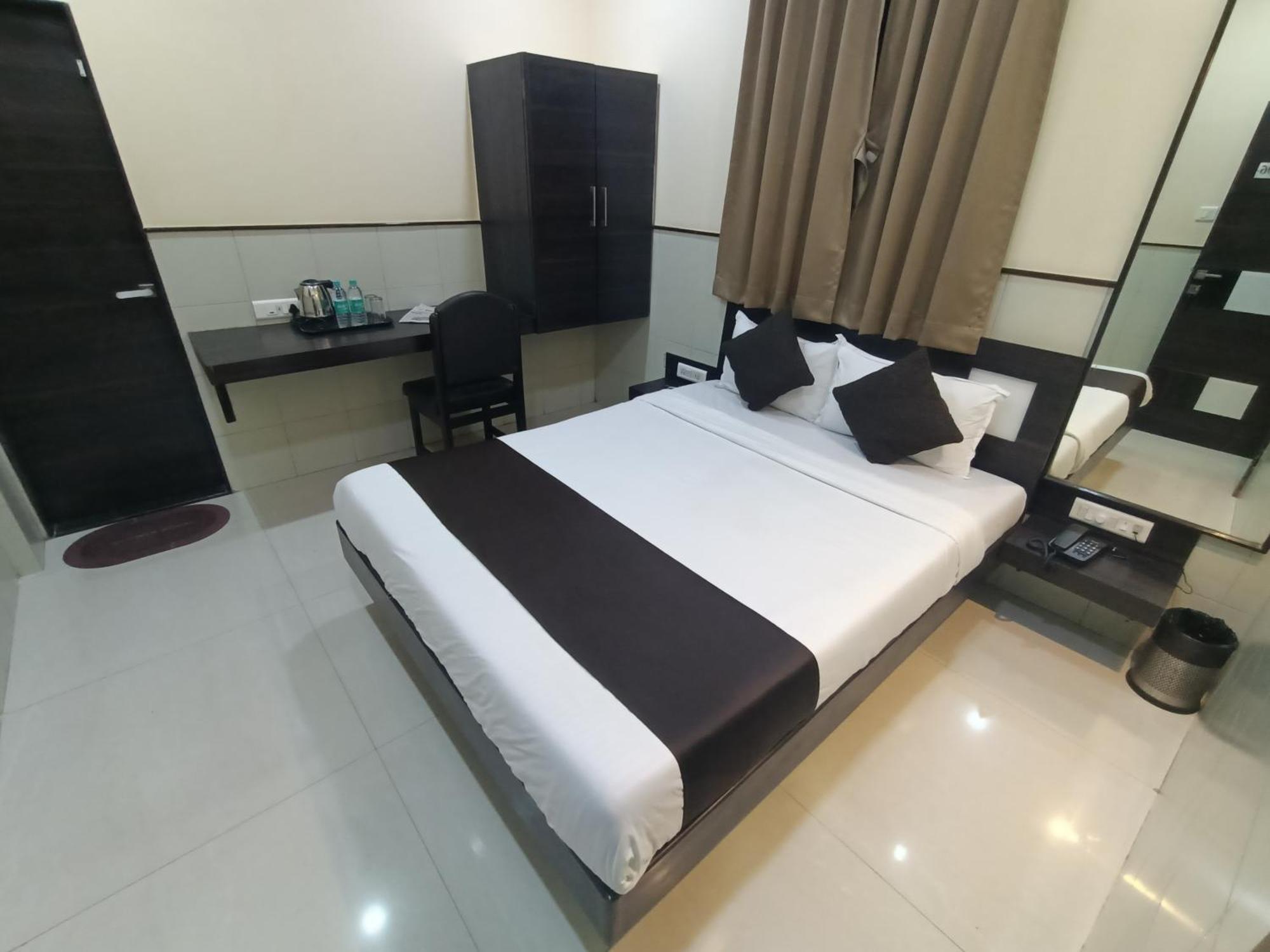 Hotel Triton - Near Us Embassy - Hotel In Sion Bombay Extérieur photo