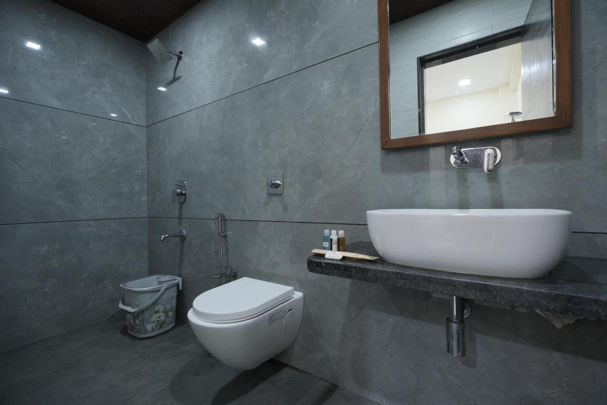 Hotel Triton - Near Us Embassy - Hotel In Sion Bombay Extérieur photo