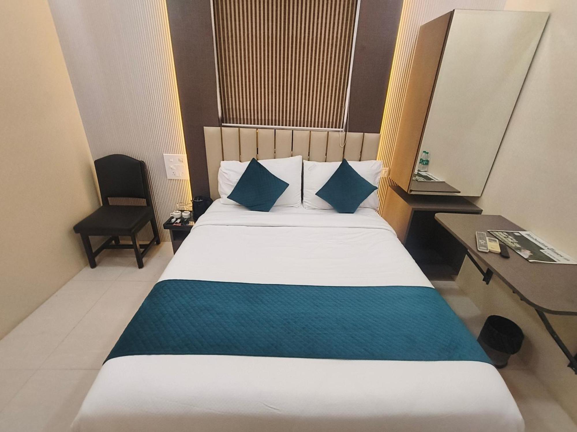 Hotel Triton - Near Us Embassy - Hotel In Sion Bombay Extérieur photo