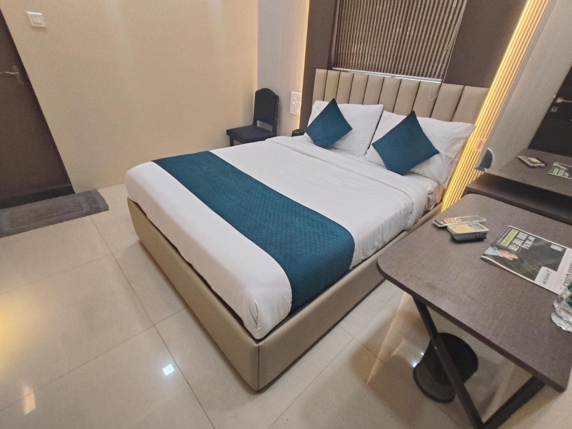 Hotel Triton - Near Us Embassy - Hotel In Sion Bombay Extérieur photo
